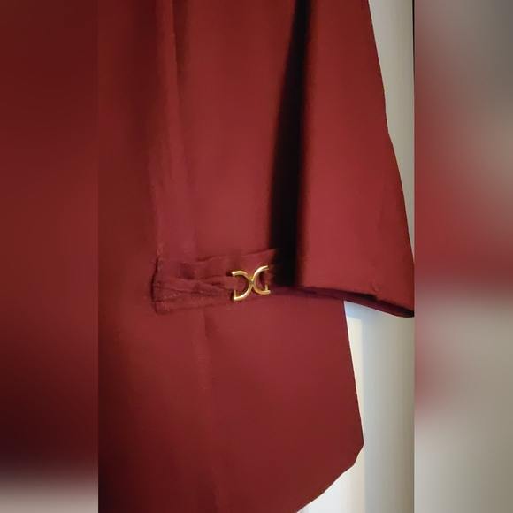 Blazer with built in tshirt and necklace. - Picture 2 of 7